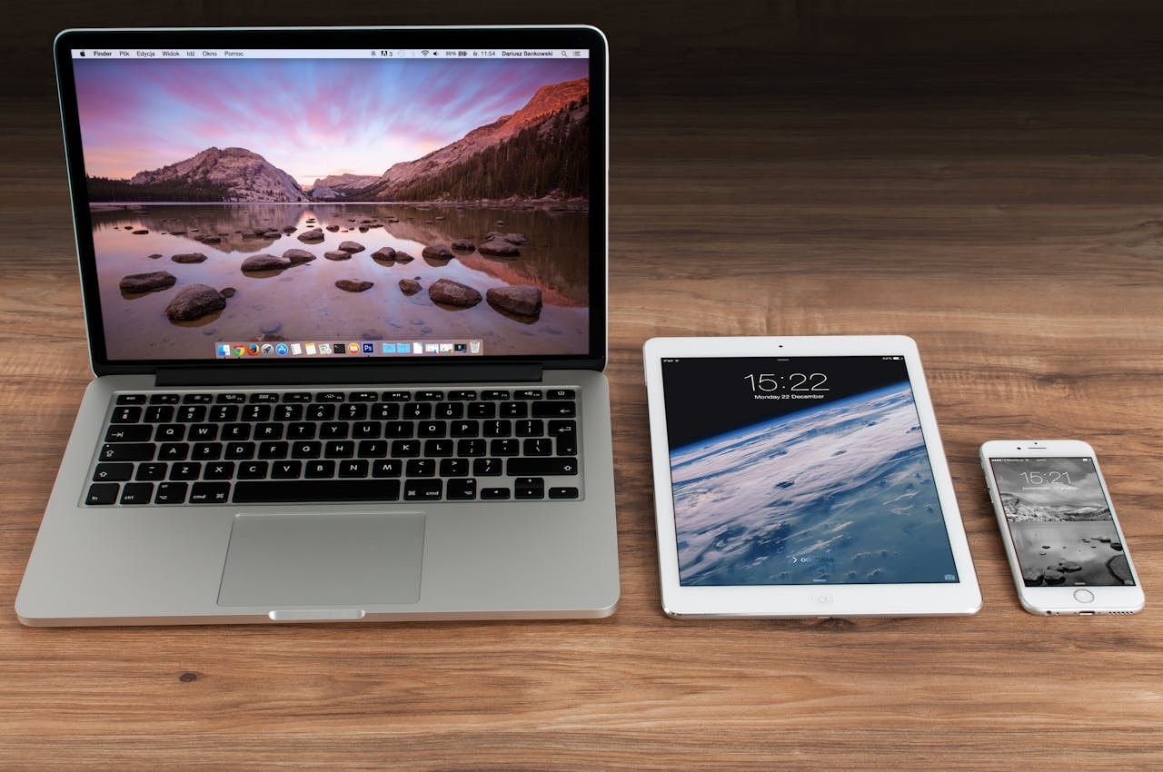 macbook-pro-beside-white-ipad