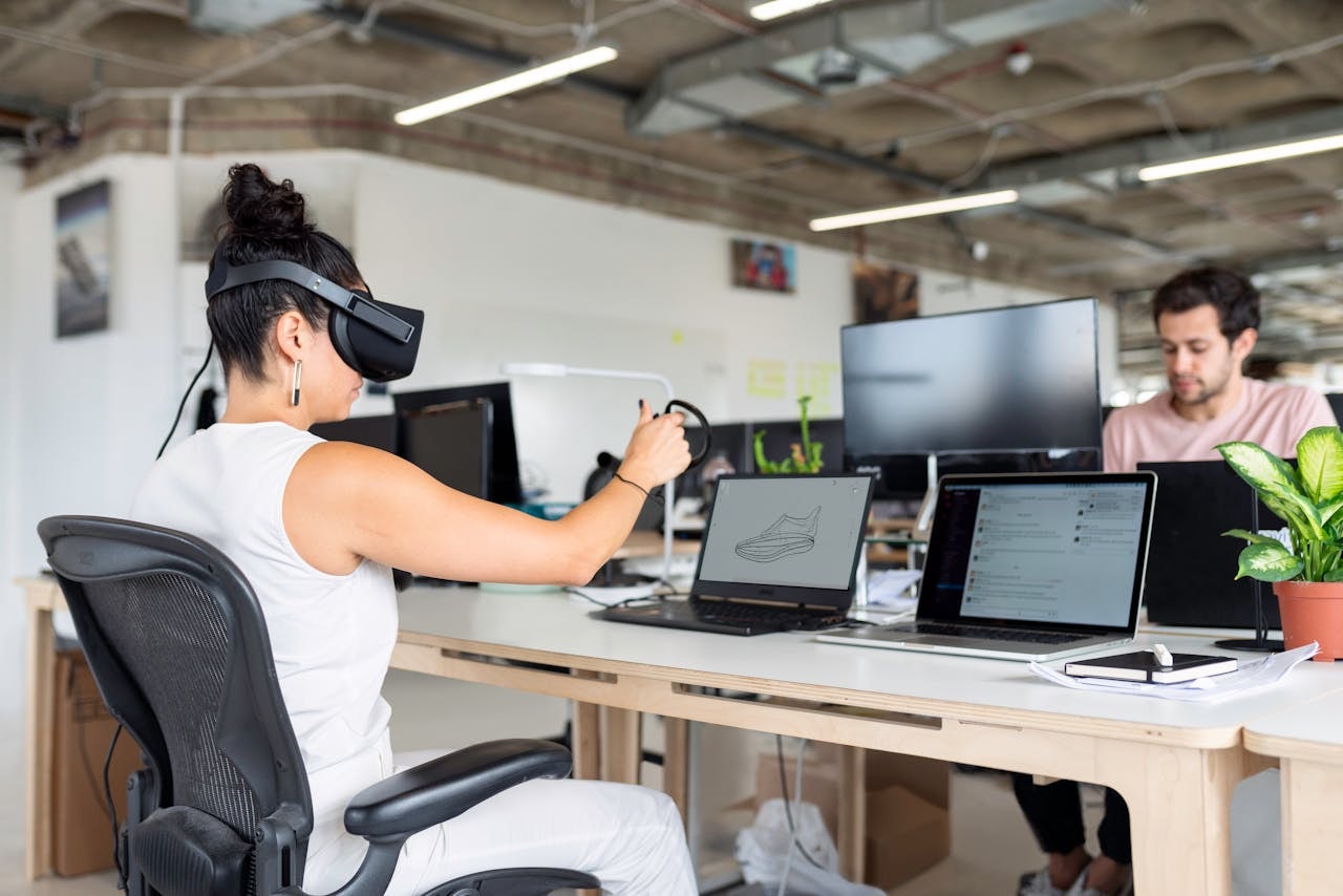 Augmented Reality (AR) and Virtual Reality (VR)